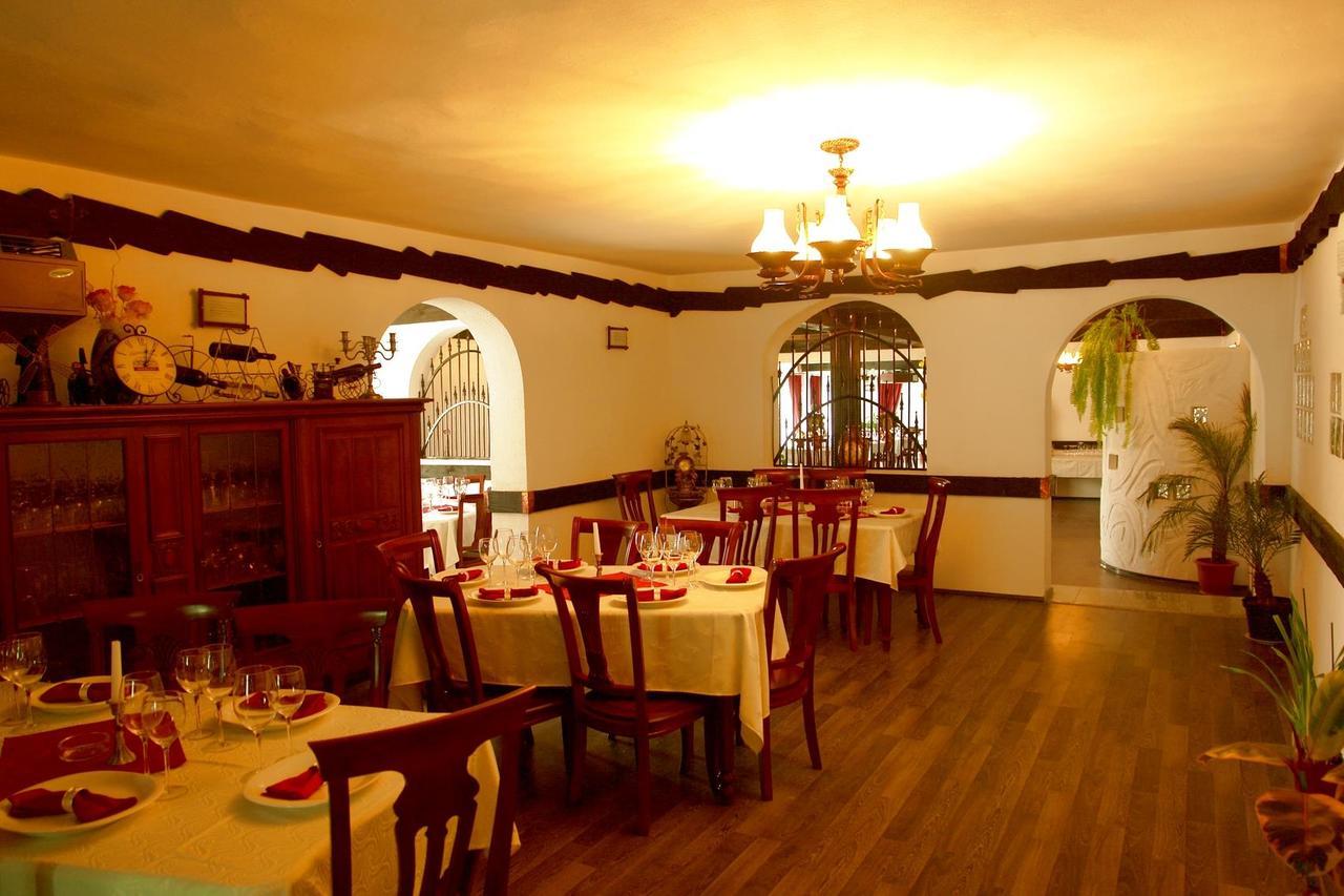 Hotel Casa Octavian à Sucevita Extérieur photo