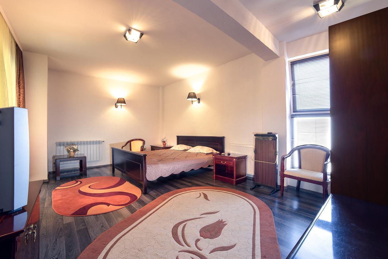 Hotel Casa Octavian à Sucevita Extérieur photo